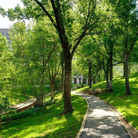 Doubletree By Hilton Tulsa At Warren Place Bagian luar foto