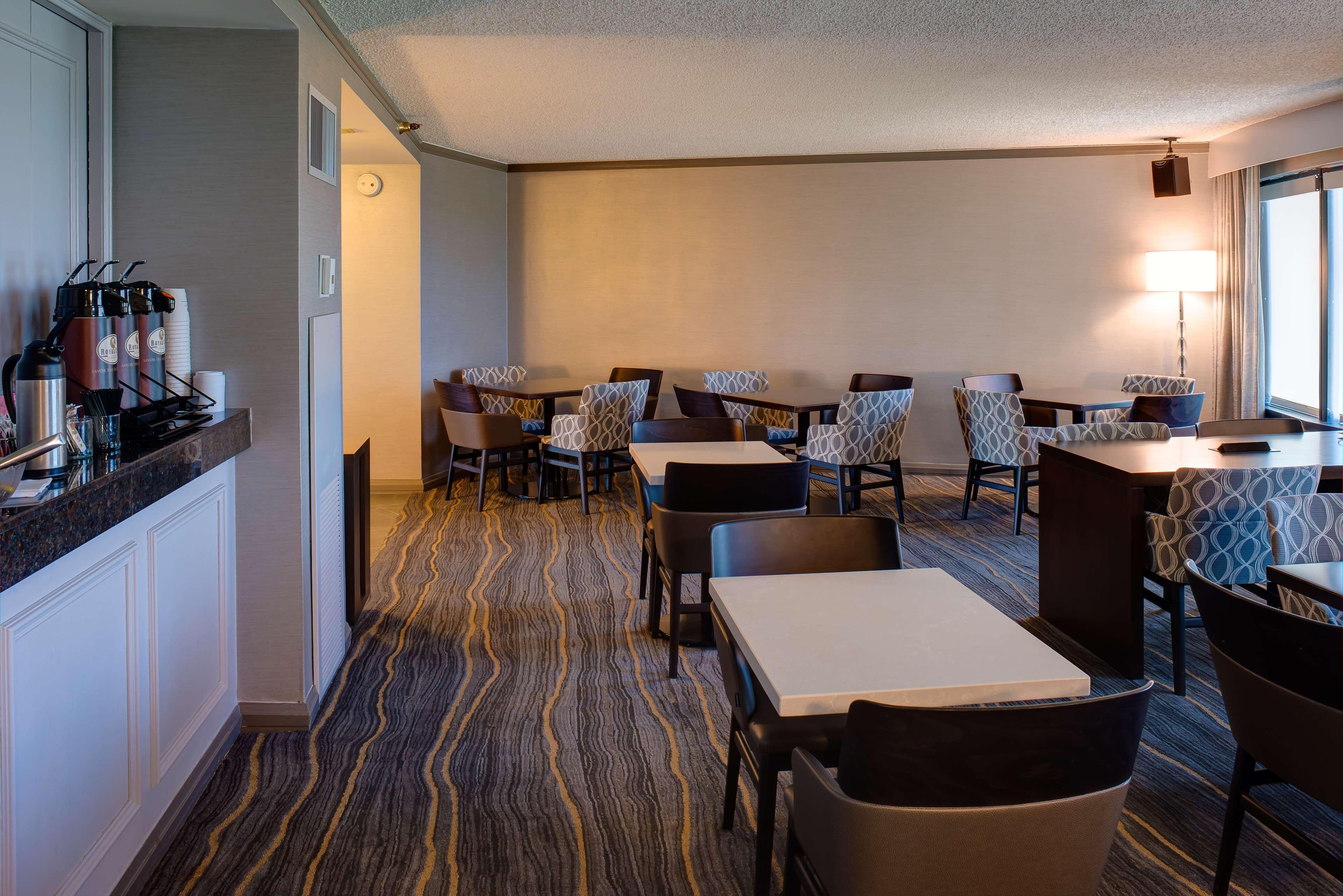 Doubletree By Hilton Tulsa At Warren Place Bagian luar foto