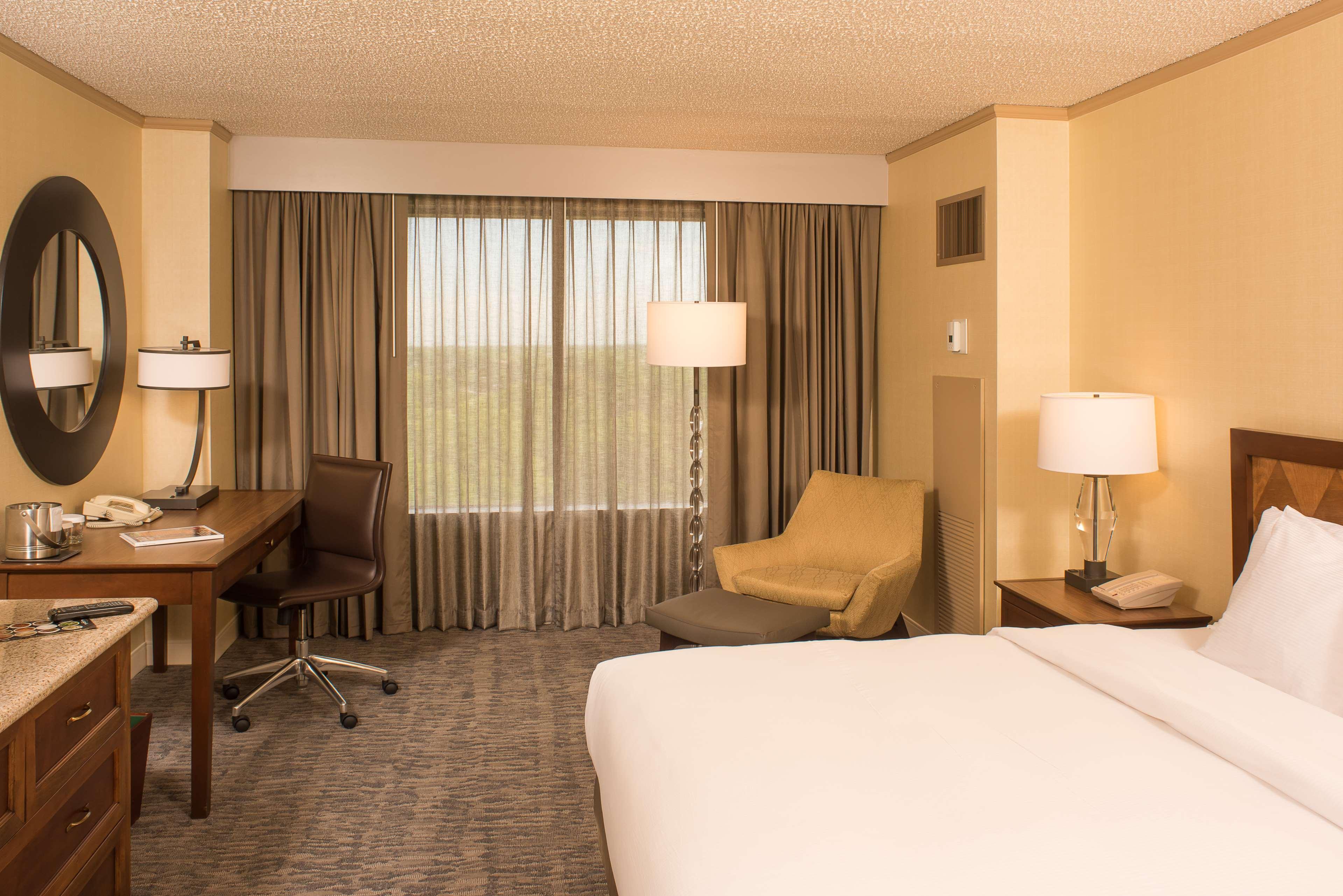 Doubletree By Hilton Tulsa At Warren Place Bagian luar foto