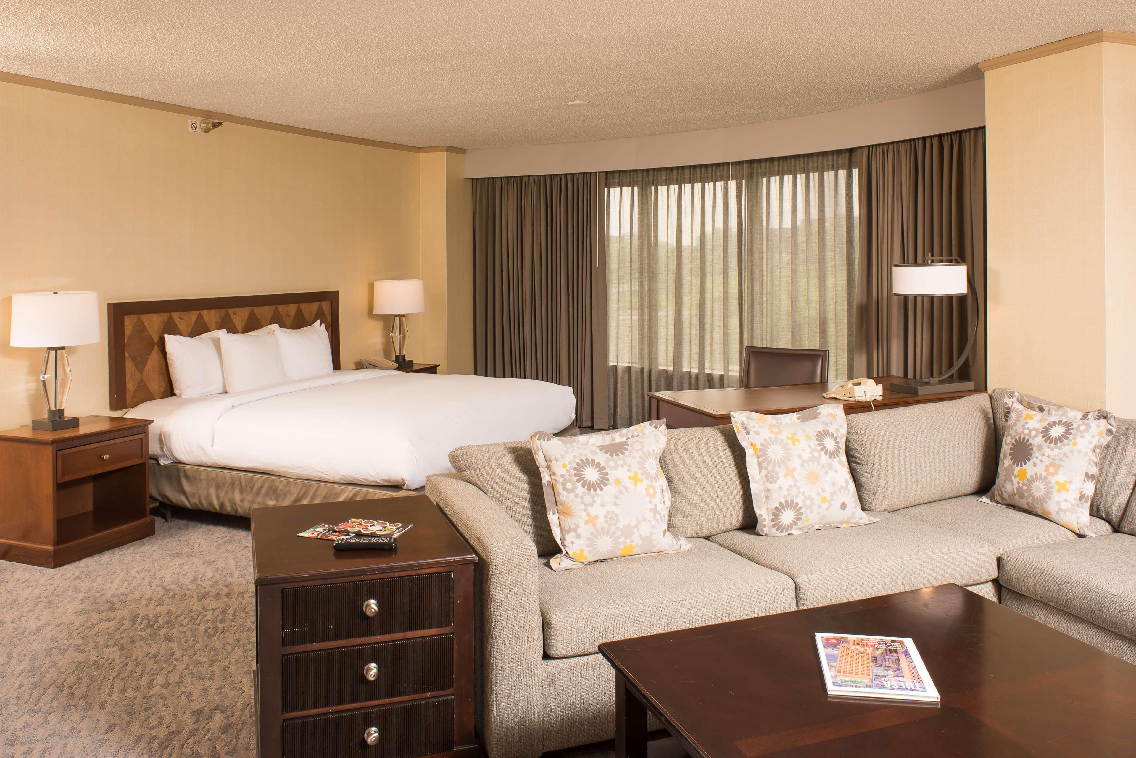 Doubletree By Hilton Tulsa At Warren Place Bagian luar foto
