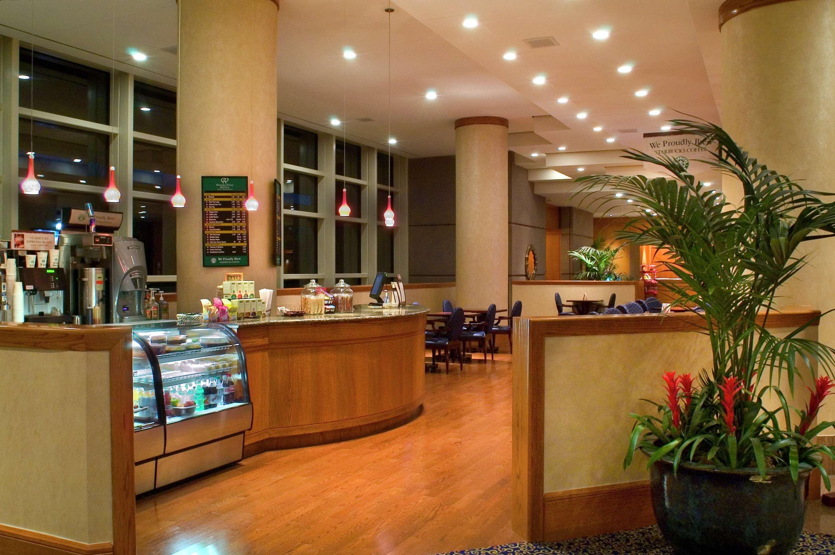 Doubletree By Hilton Tulsa At Warren Place Bagian luar foto