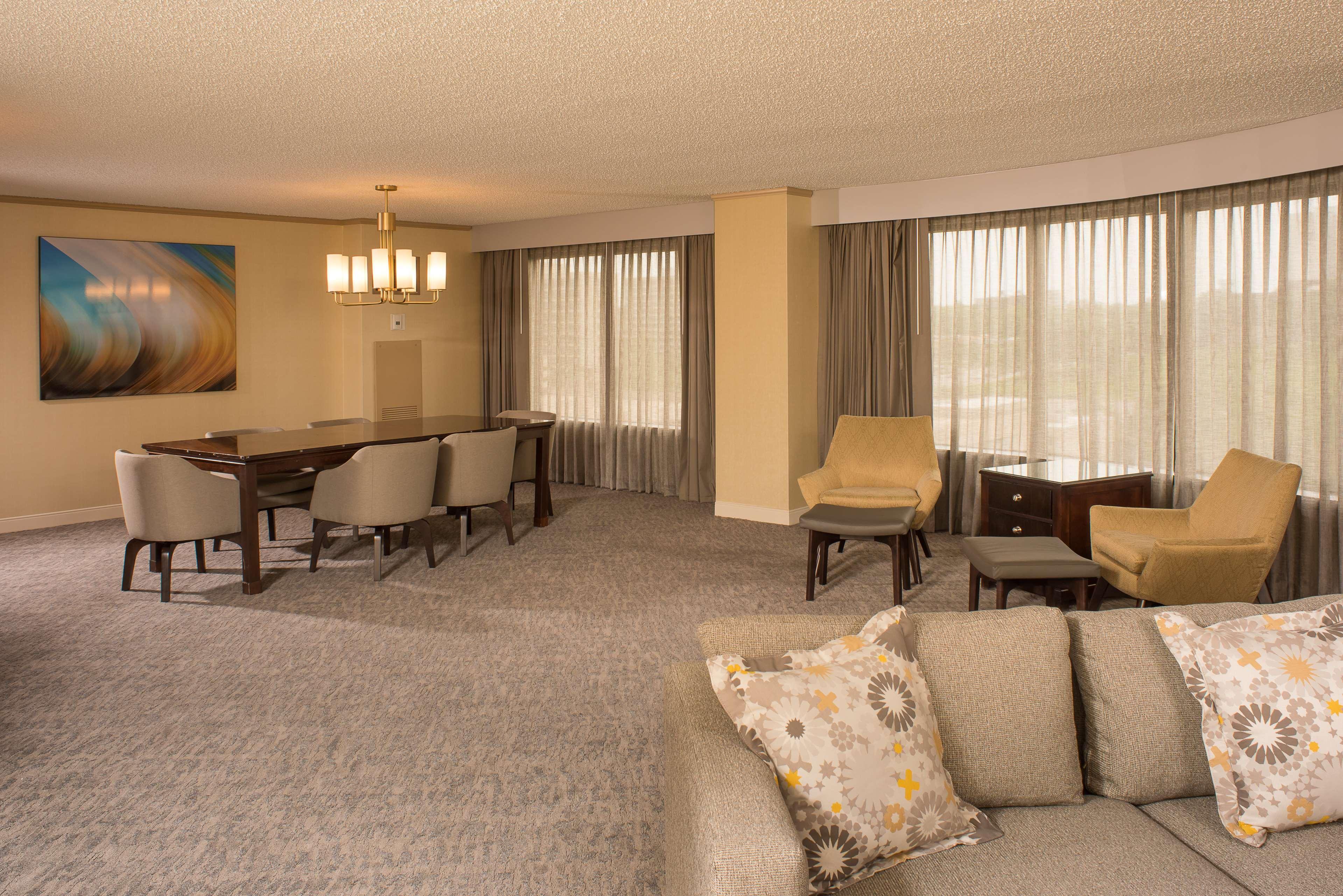Doubletree By Hilton Tulsa At Warren Place Bagian luar foto