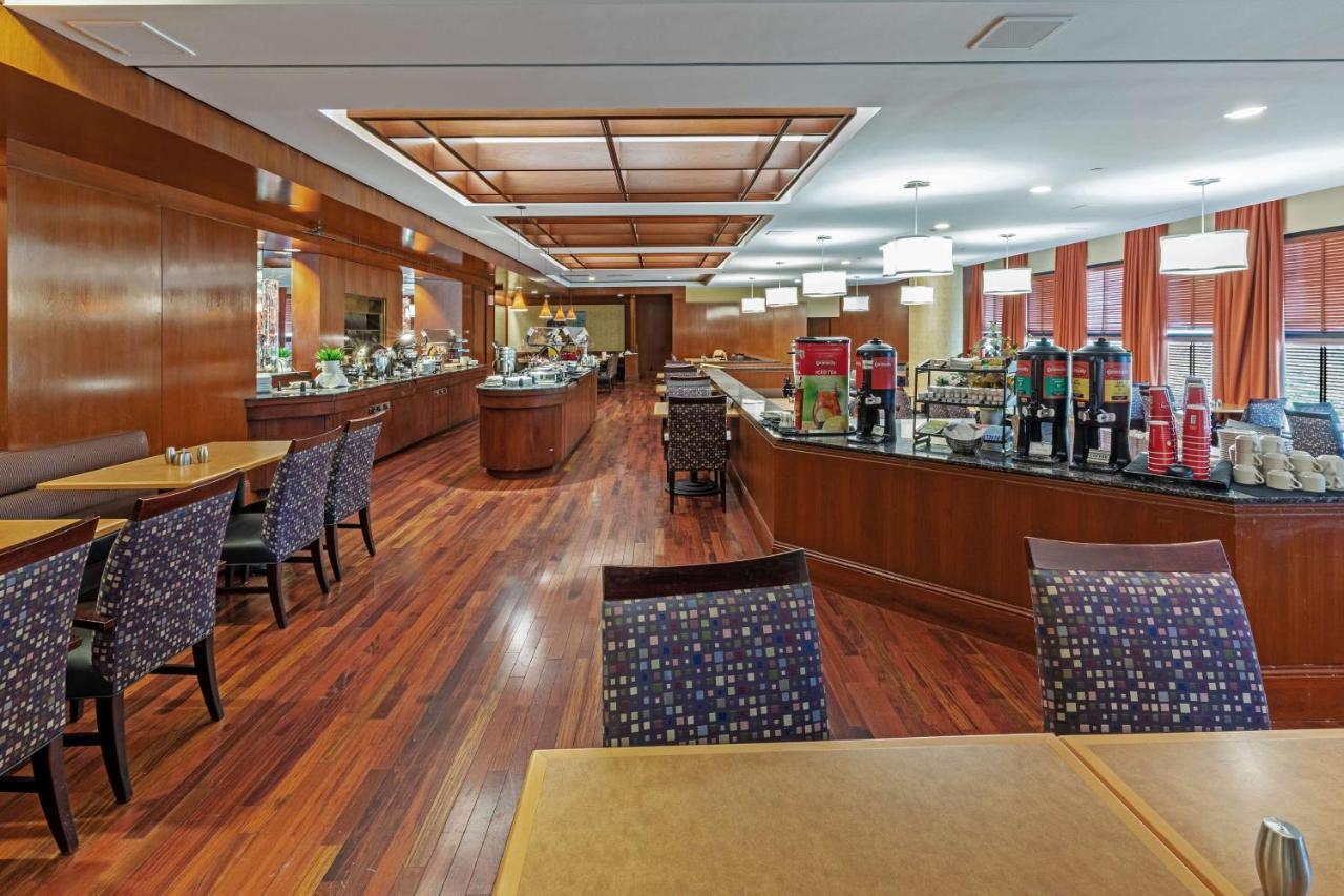 Doubletree By Hilton Tulsa At Warren Place Bagian luar foto