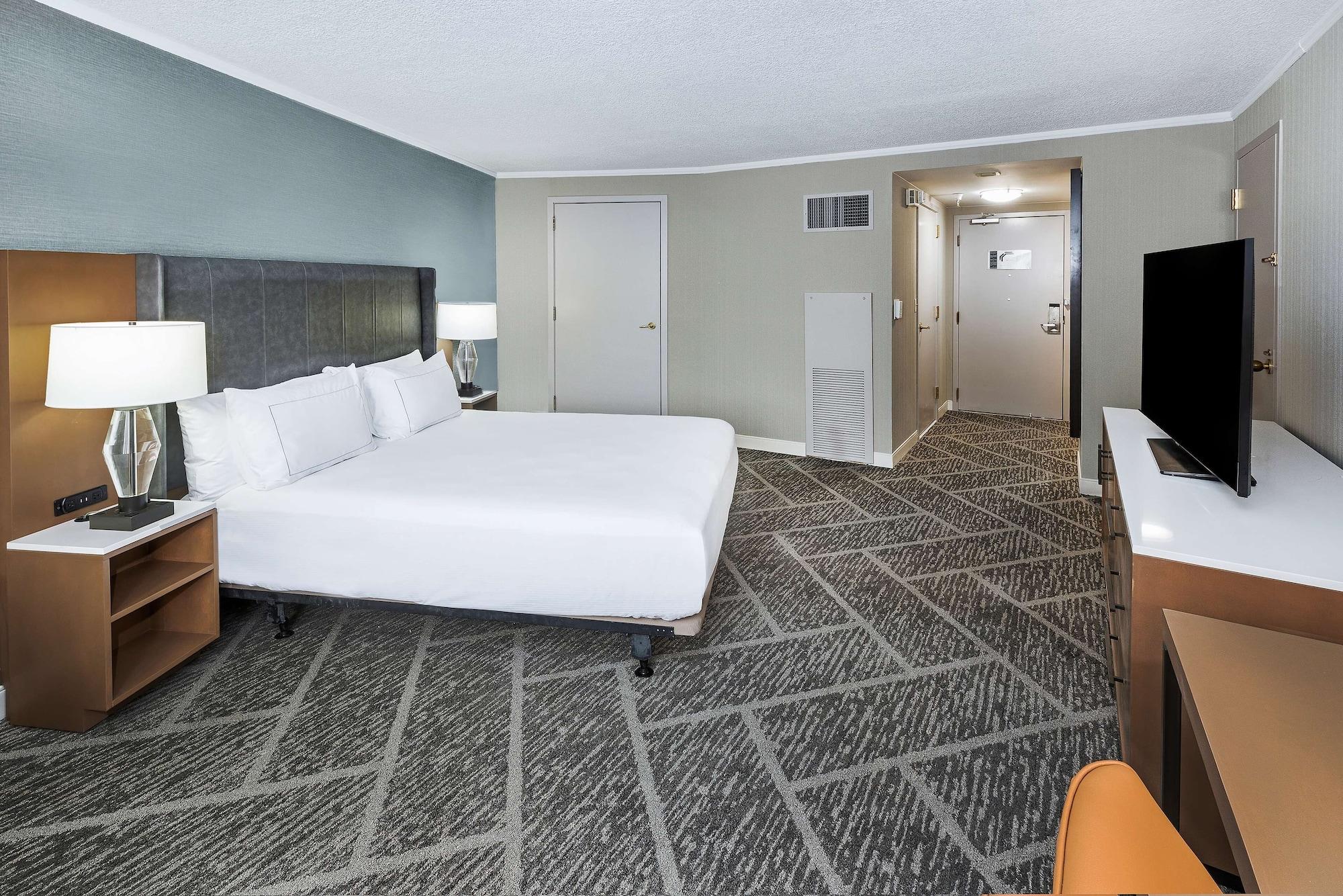 Doubletree By Hilton Tulsa At Warren Place Bagian luar foto