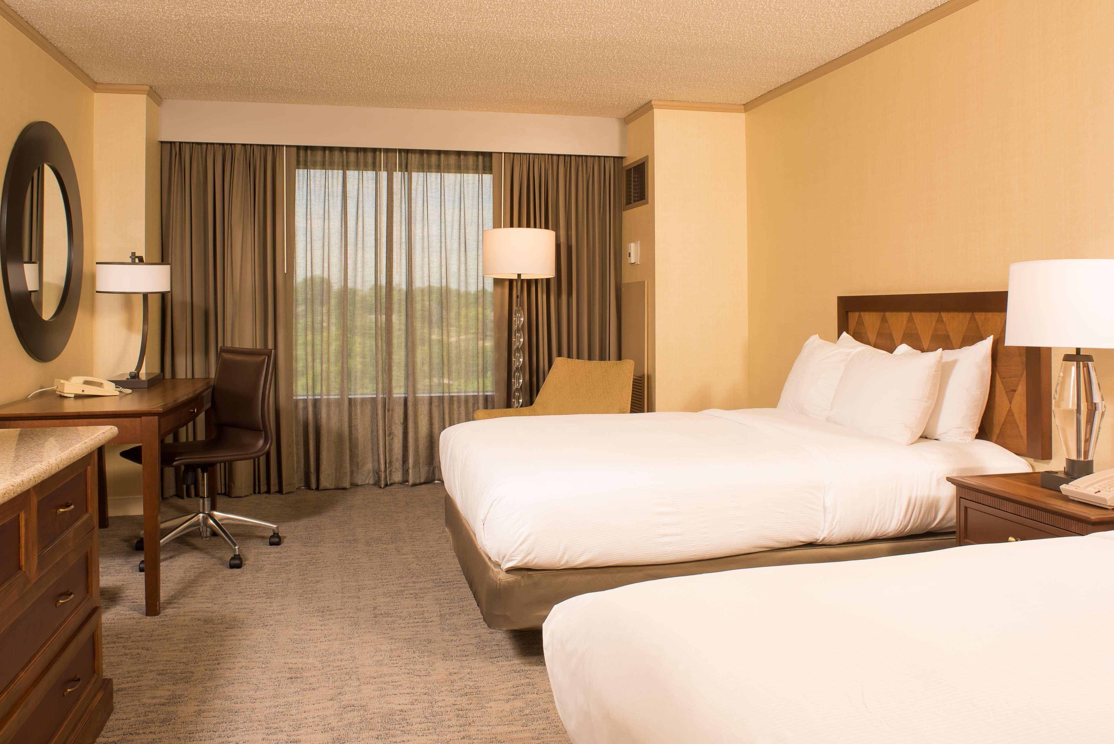 Doubletree By Hilton Tulsa At Warren Place Bagian luar foto
