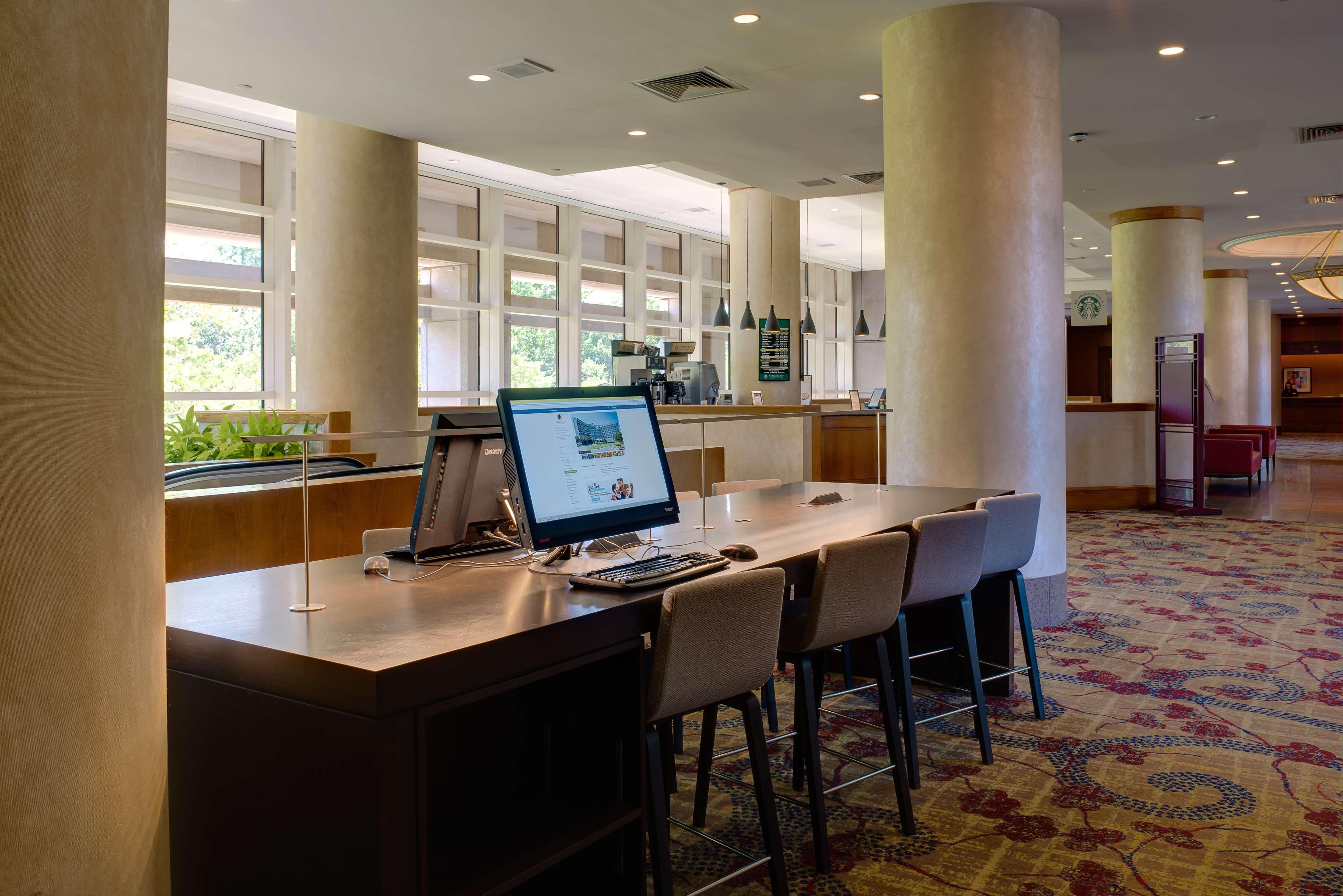 Doubletree By Hilton Tulsa At Warren Place Bagian luar foto
