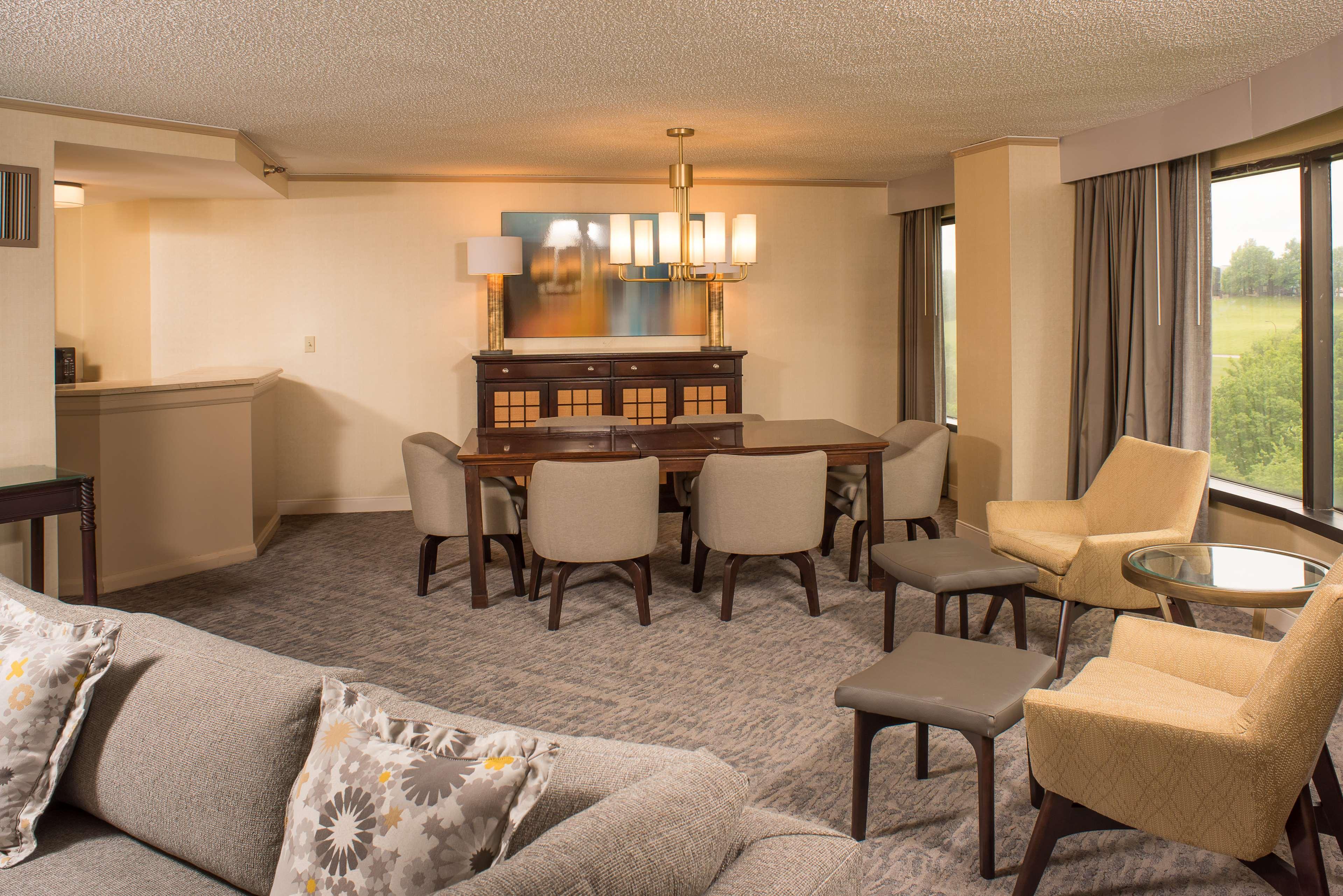 Doubletree By Hilton Tulsa At Warren Place Bagian luar foto
