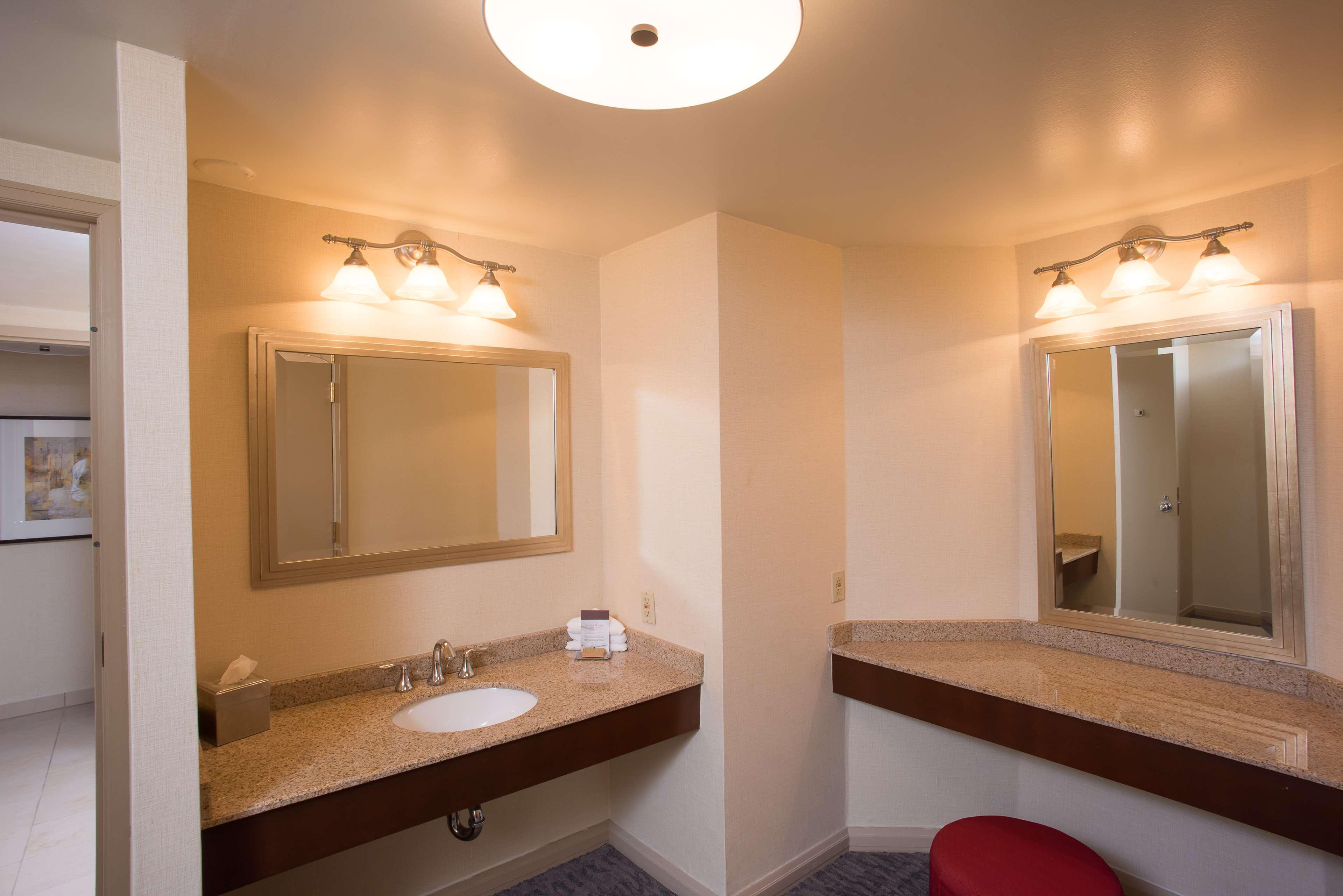 Doubletree By Hilton Tulsa At Warren Place Bagian luar foto