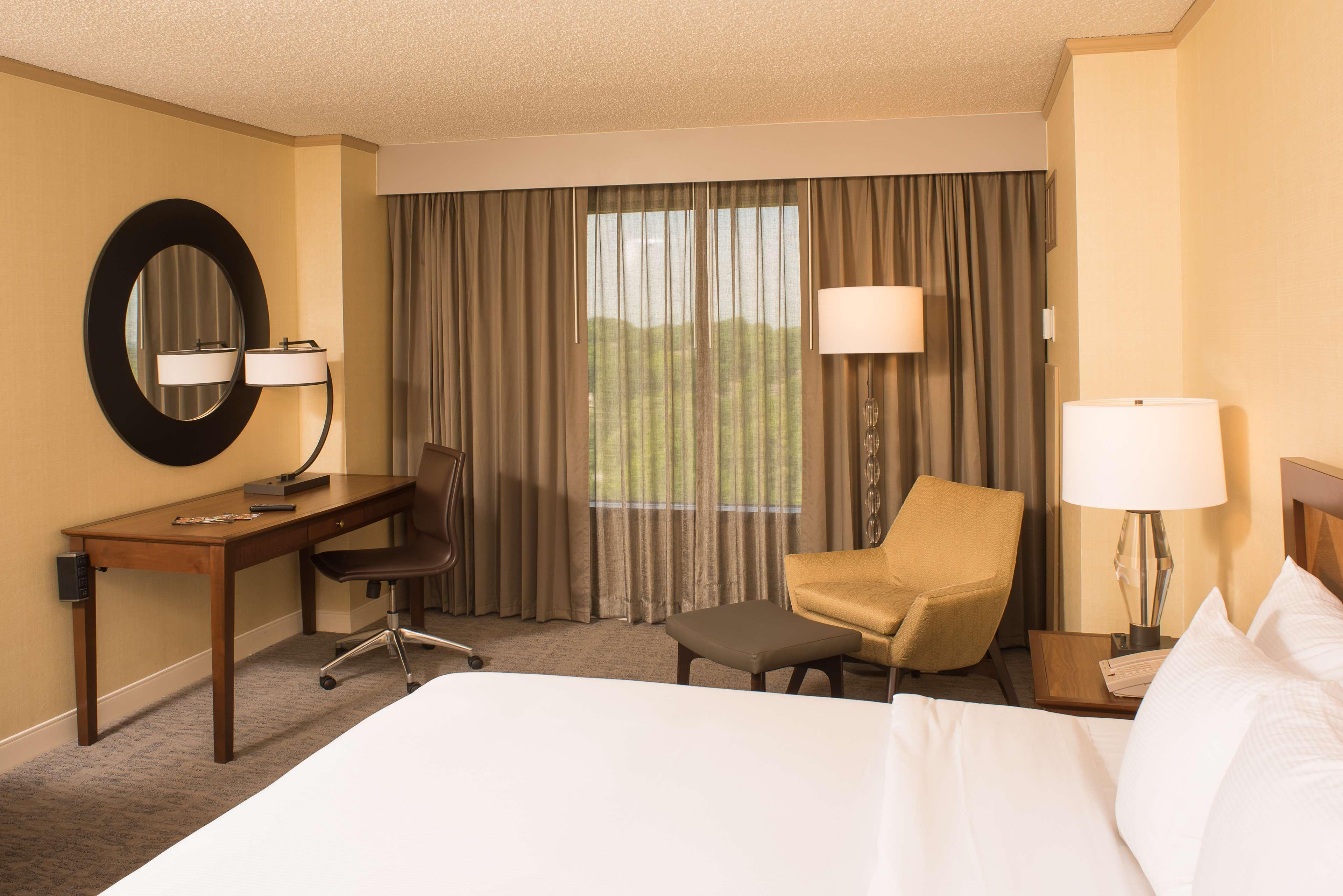 Doubletree By Hilton Tulsa At Warren Place Bagian luar foto