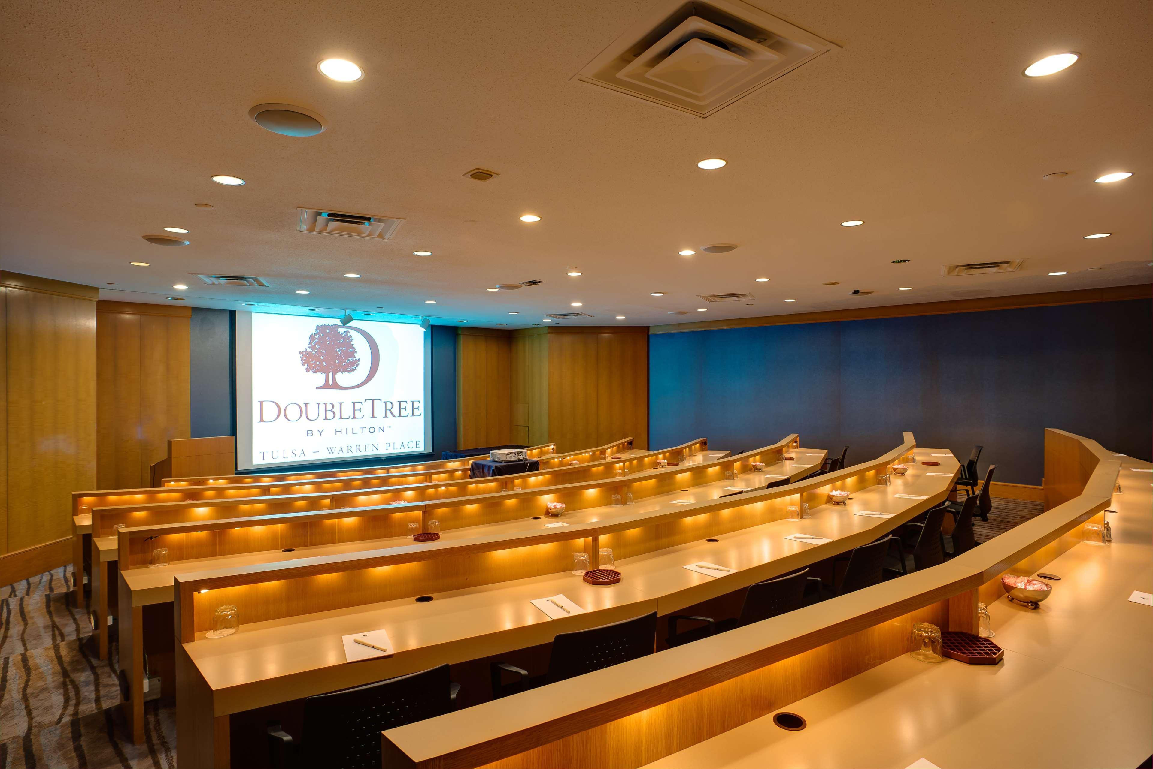Doubletree By Hilton Tulsa At Warren Place Bagian luar foto