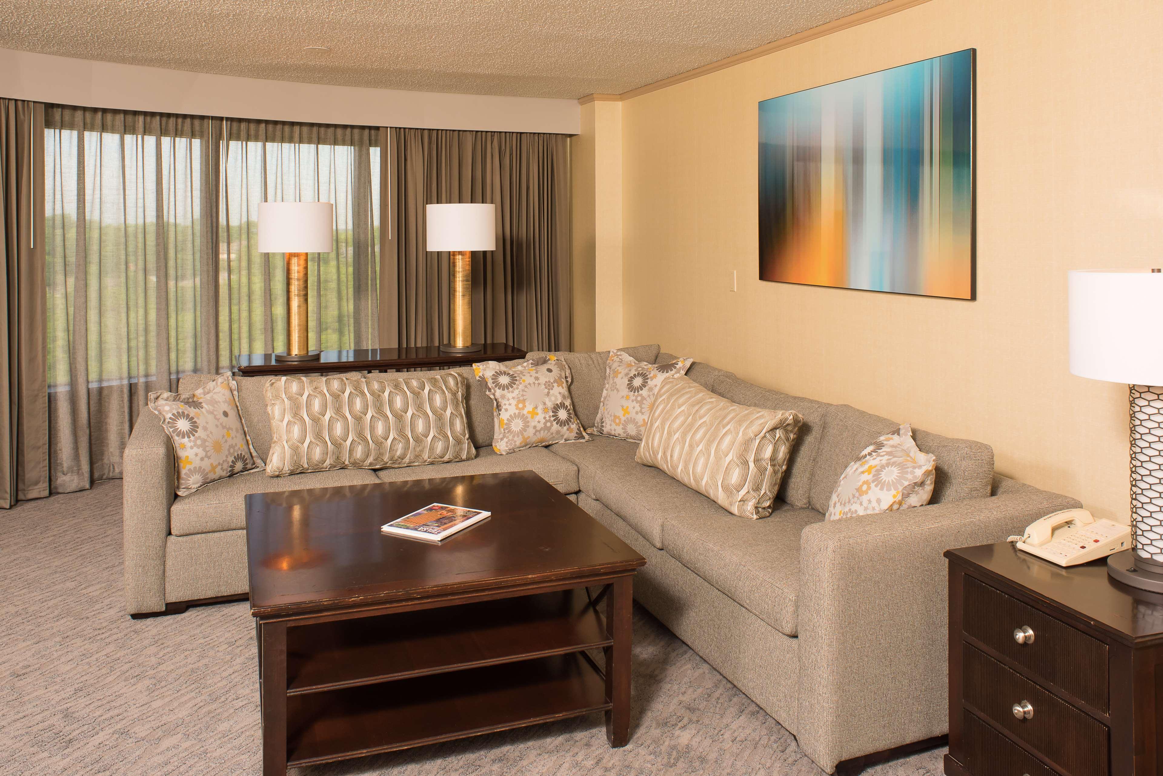 Doubletree By Hilton Tulsa At Warren Place Bagian luar foto