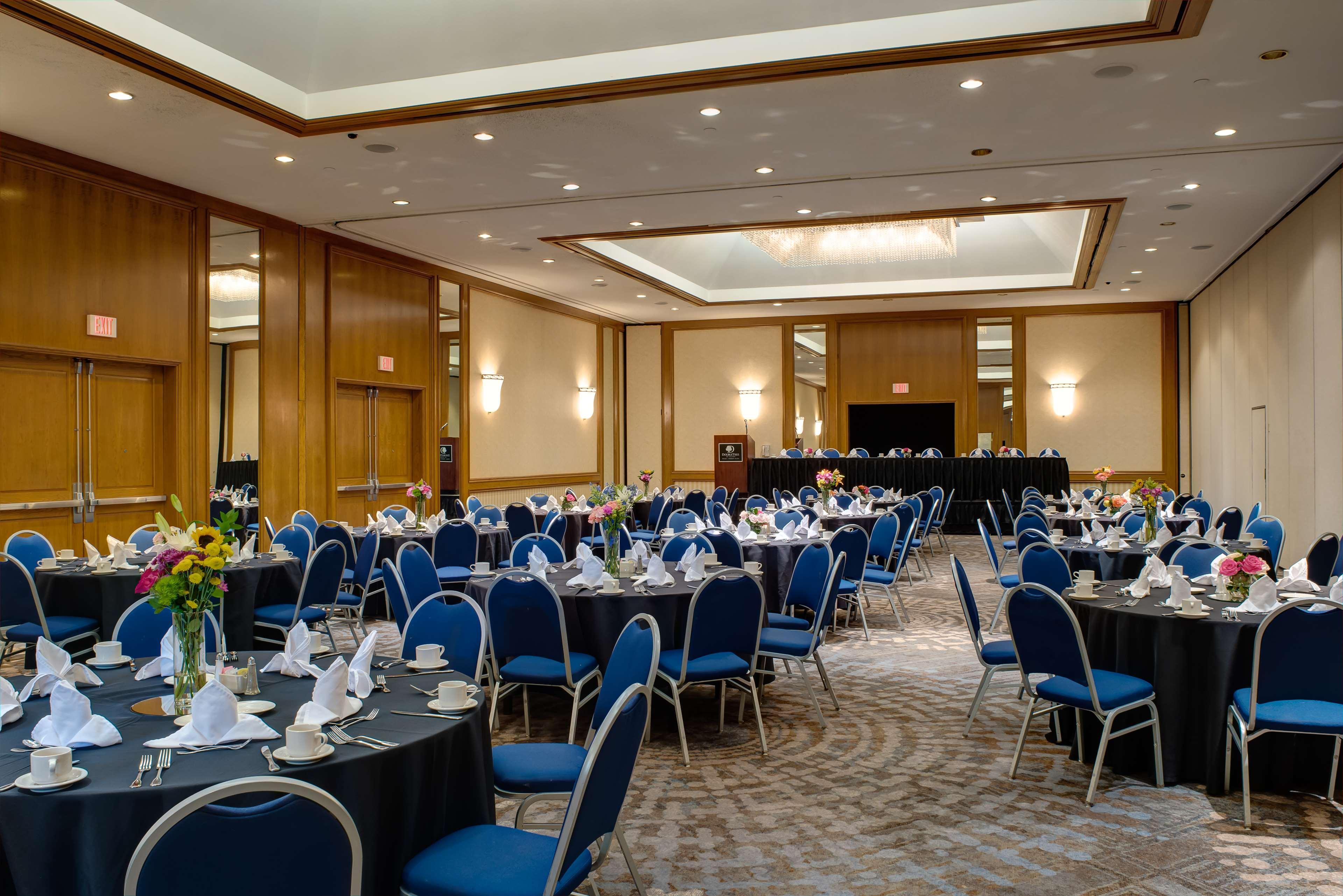 Doubletree By Hilton Tulsa At Warren Place Bagian luar foto