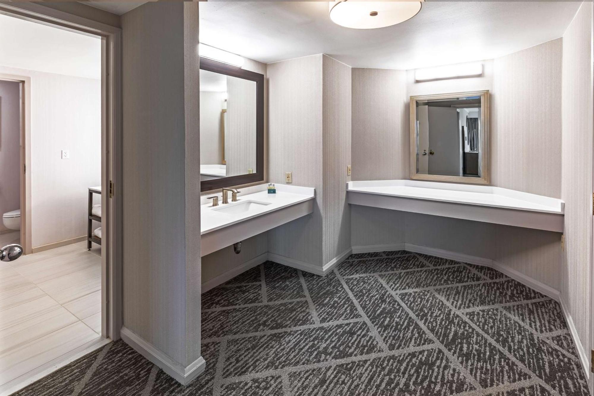 Doubletree By Hilton Tulsa At Warren Place Bagian luar foto