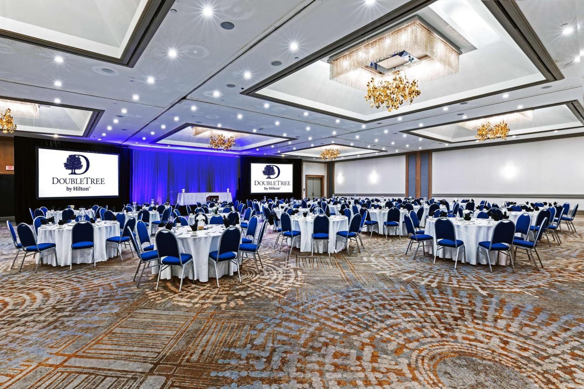 Doubletree By Hilton Tulsa At Warren Place Bagian luar foto