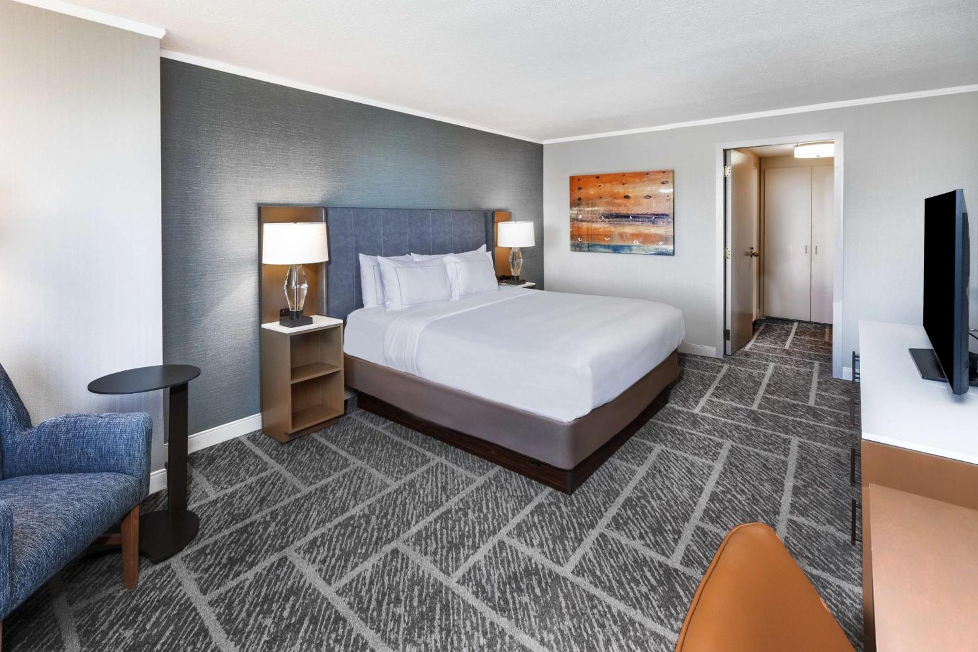 Doubletree By Hilton Tulsa At Warren Place Bagian luar foto