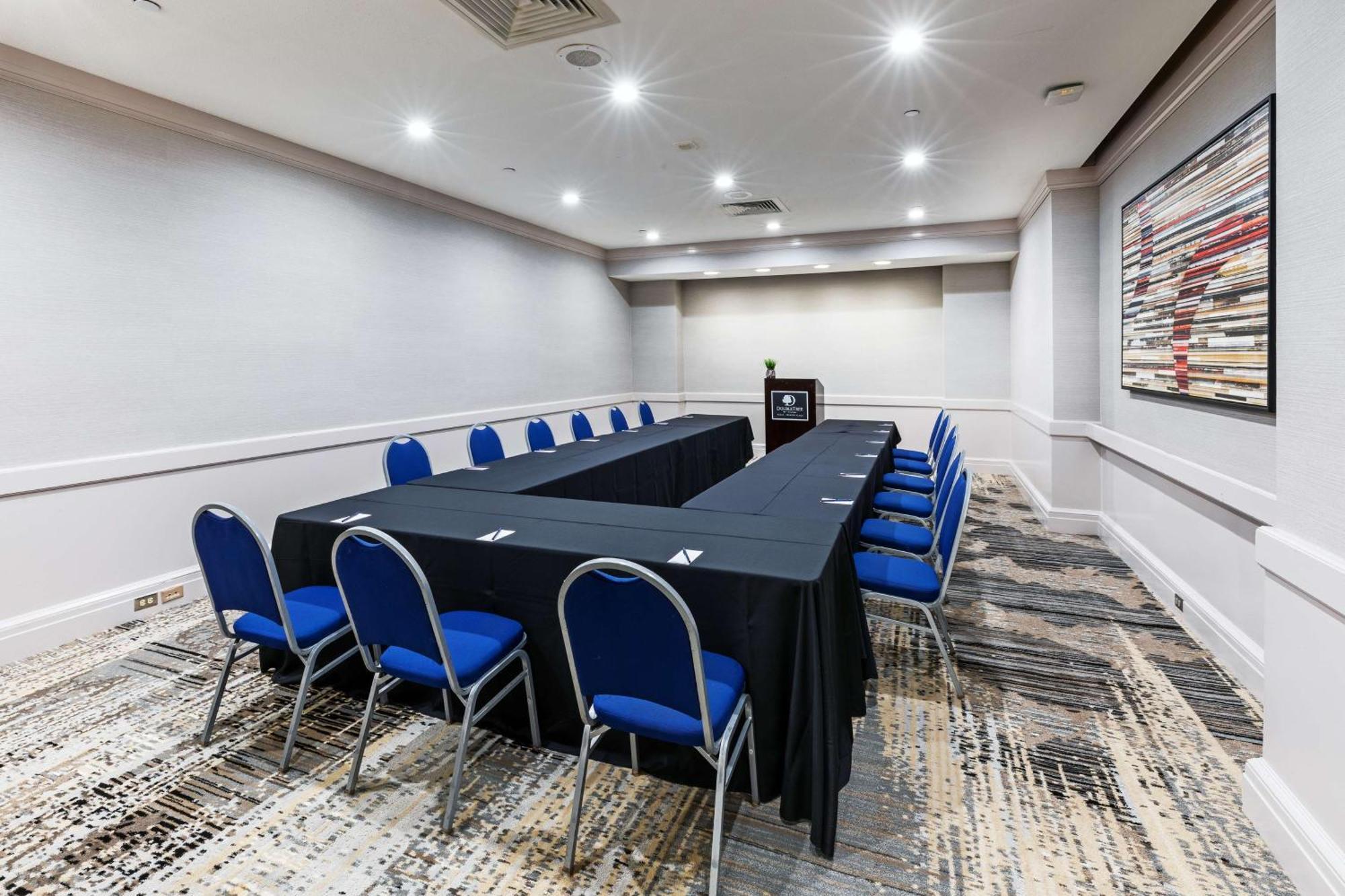 Doubletree By Hilton Tulsa At Warren Place Bagian luar foto