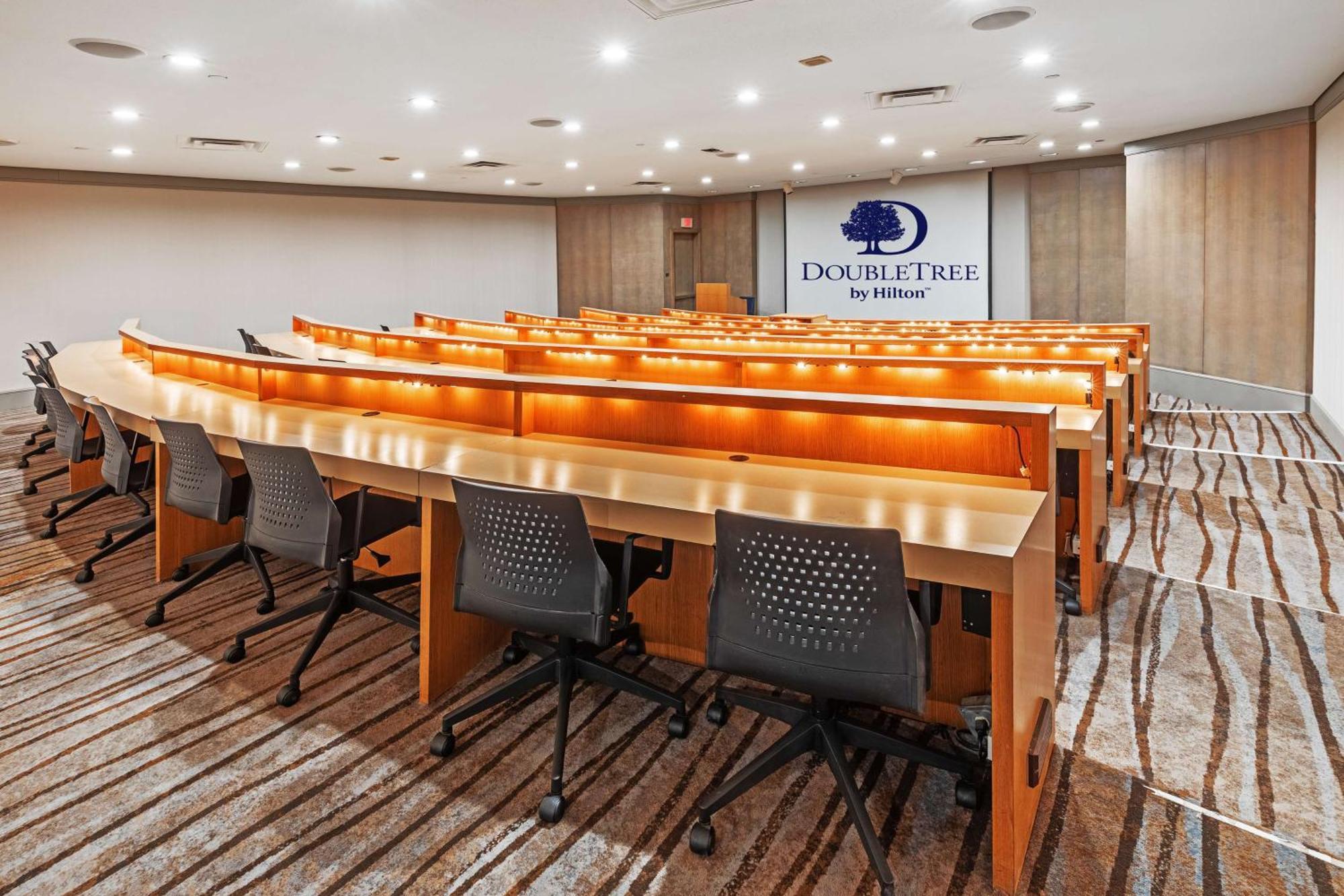 Doubletree By Hilton Tulsa At Warren Place Bagian luar foto