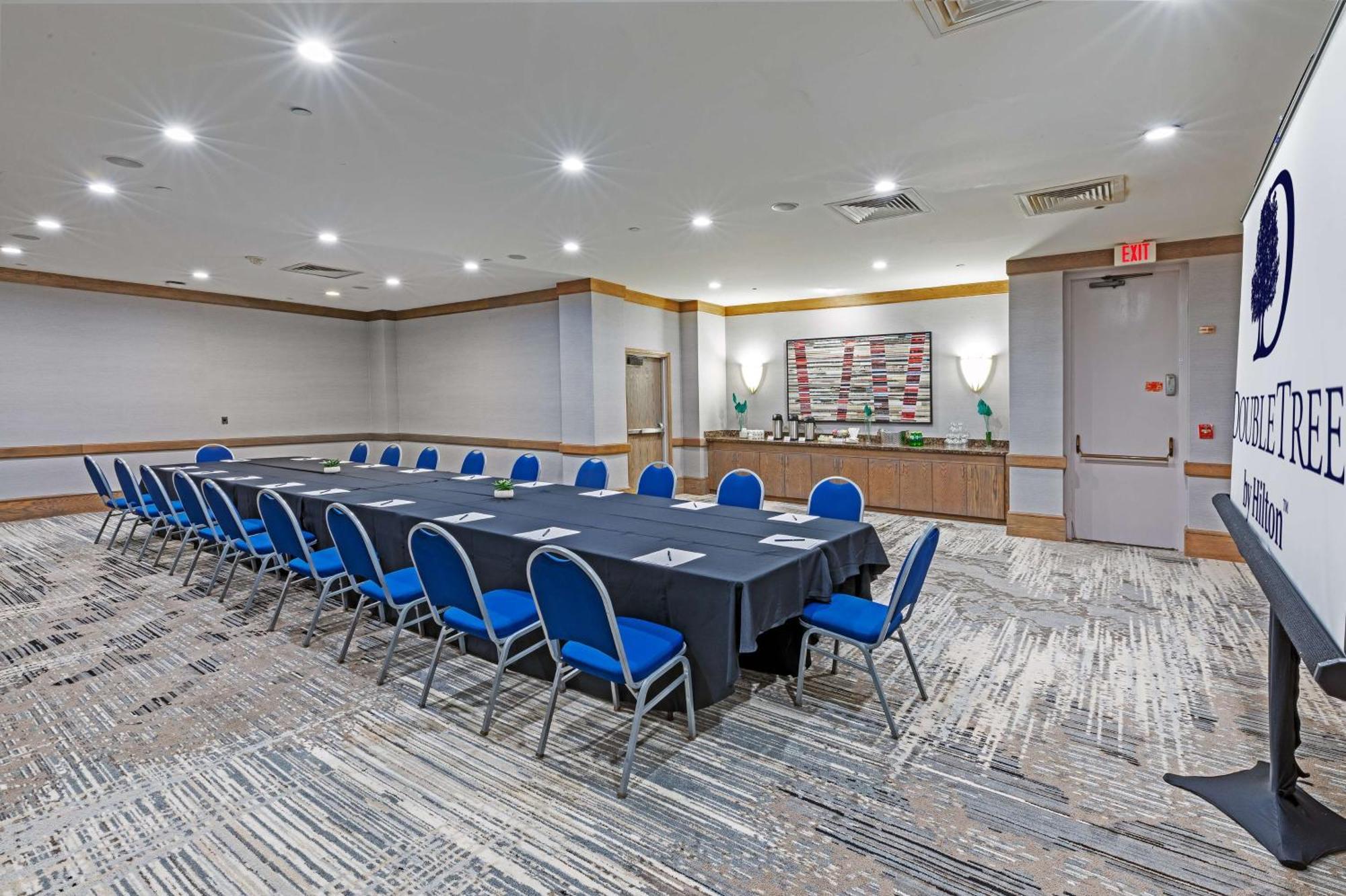 Doubletree By Hilton Tulsa At Warren Place Bagian luar foto