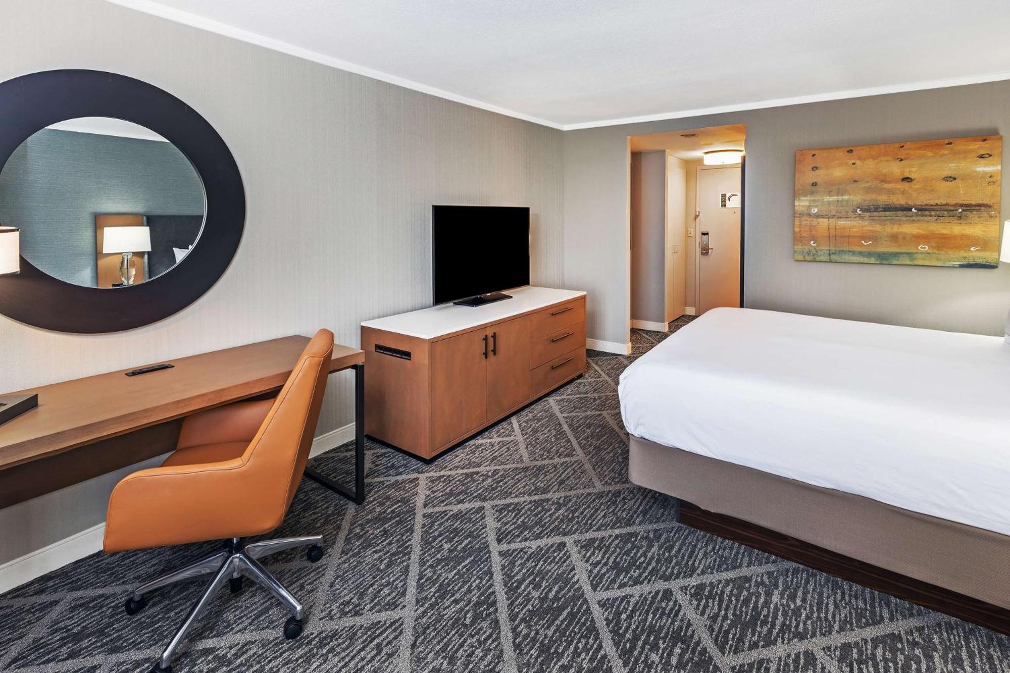 Doubletree By Hilton Tulsa At Warren Place Bagian luar foto