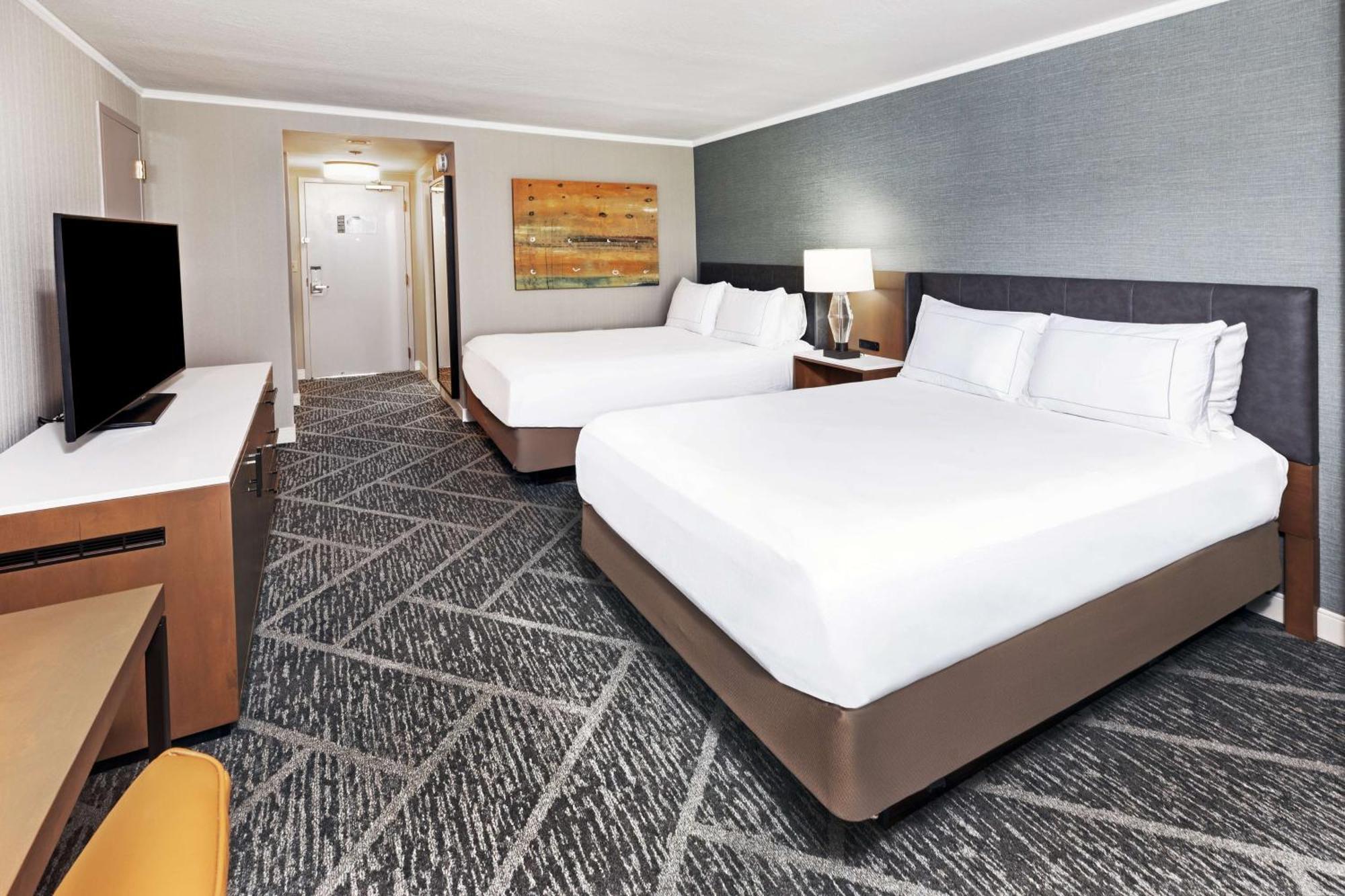 Doubletree By Hilton Tulsa At Warren Place Bagian luar foto